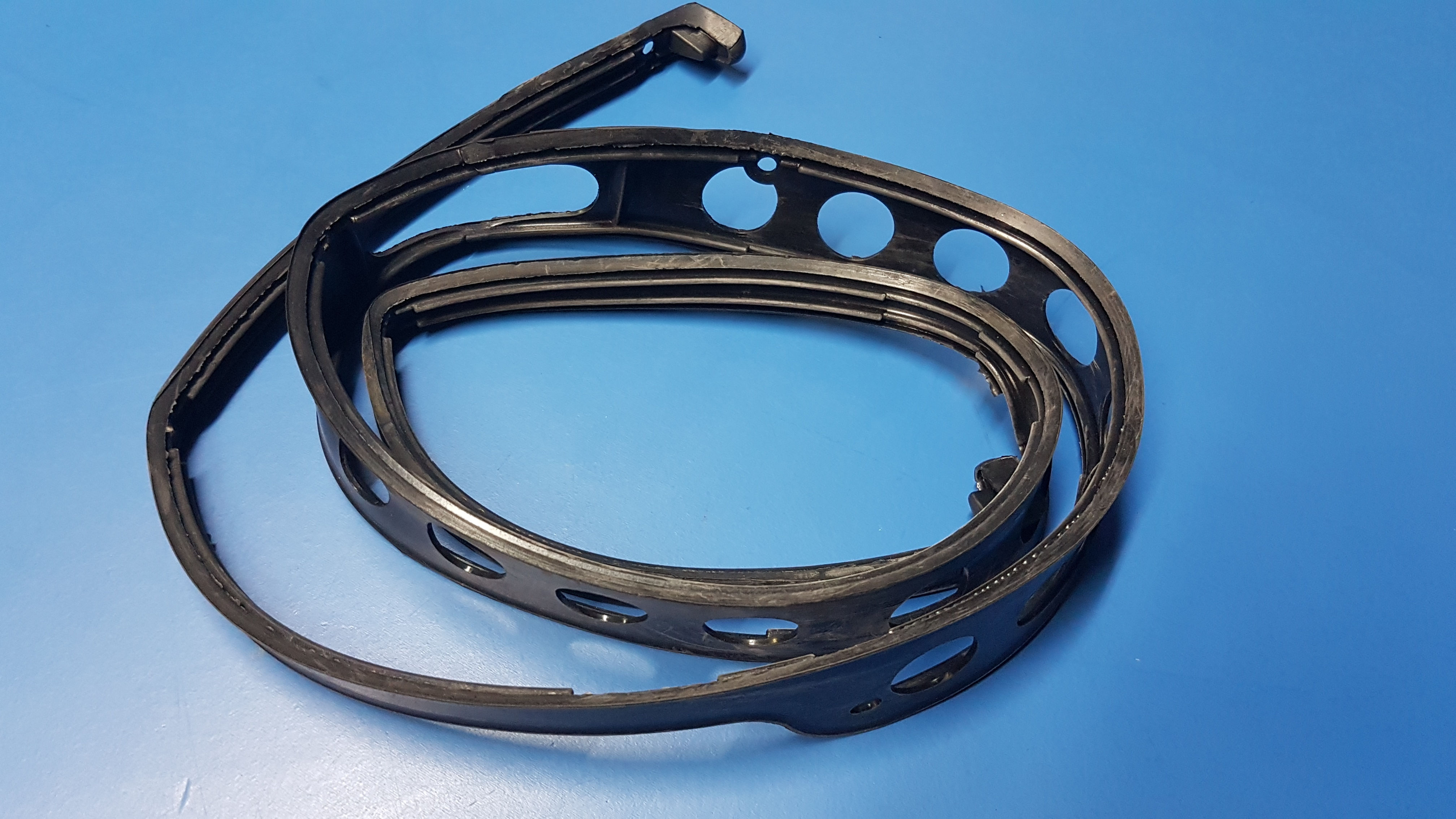 Mercedes W107 - Rear Beaver Chrome Rubber Gasket: - 107 698 00 97, 1076980097
