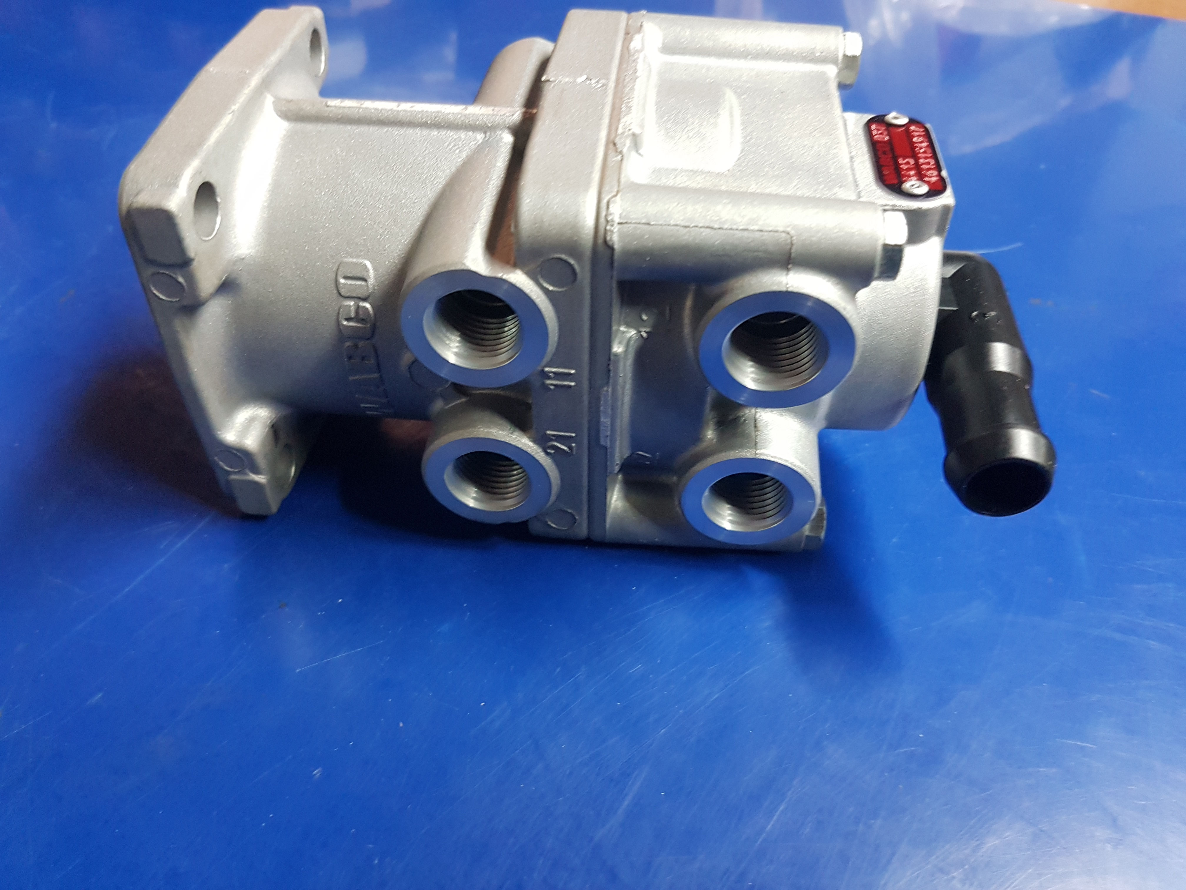Mercedes UNIMOG SBU, U1700 - Foot brake valve - 002 431 65 05 80, 0024316505 80 Side view