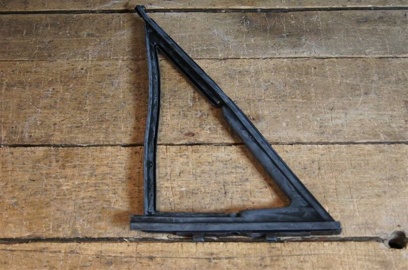 Mercedes W114 - W115 - Vent Window rubber seal right - 115 725 01 24, 115725024