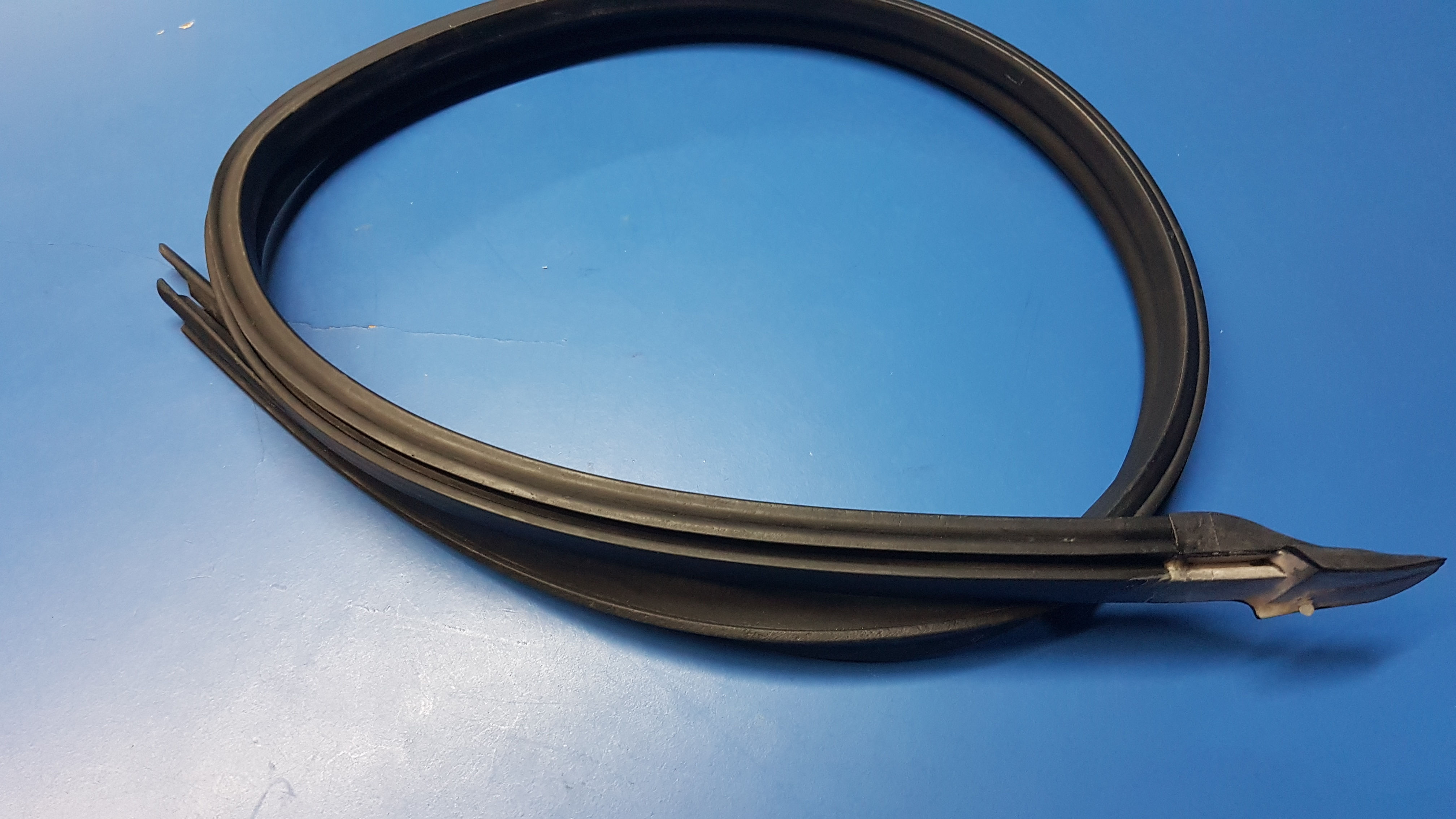 Mercedes W114 Coupe Left Window to Roof Rubber - 115 720 01 54, 1157200154