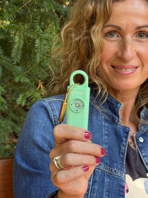 Taschenalarm in der Farbe Mint gezeigt von einer jungen Dame