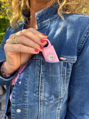 ERABOS Taschenalarm für Frauen in Rosa in einer Jackentasche.