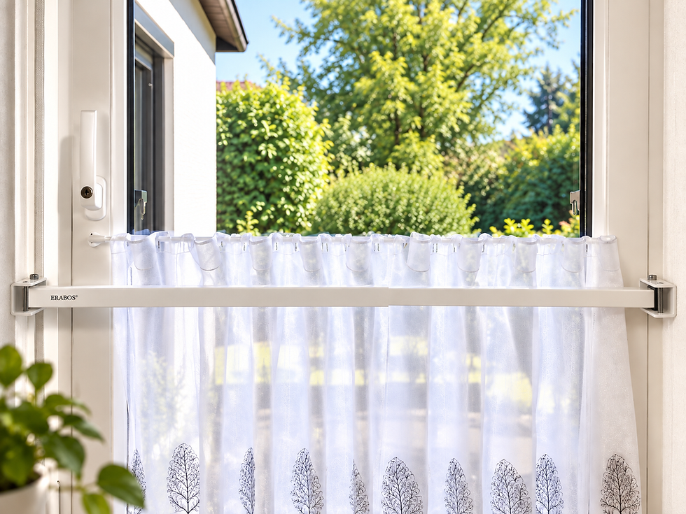 Miniaturbild: Weißer ERABOS Sicherungsriegel vor einem Fenster mit kurzem weißem Vorhang