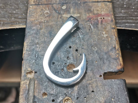 釣り針ペンダントをプラチナの無垢で製作しています。凄い！！pt９００製の30gです。