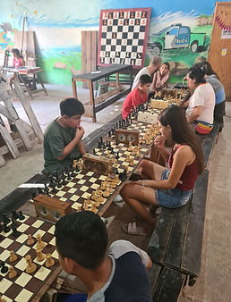 Kinder beim Schachspielen