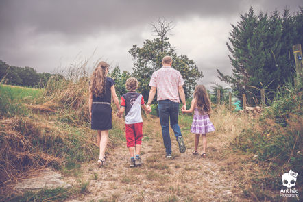 Photographe Chazelles sur Lyon : Immortaliser votre famille au coeur de votre maison 