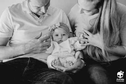 Photographe Bébé Lyon : à Albigny sur Saône, la suite des aventures avec la naissance de Juliette. 