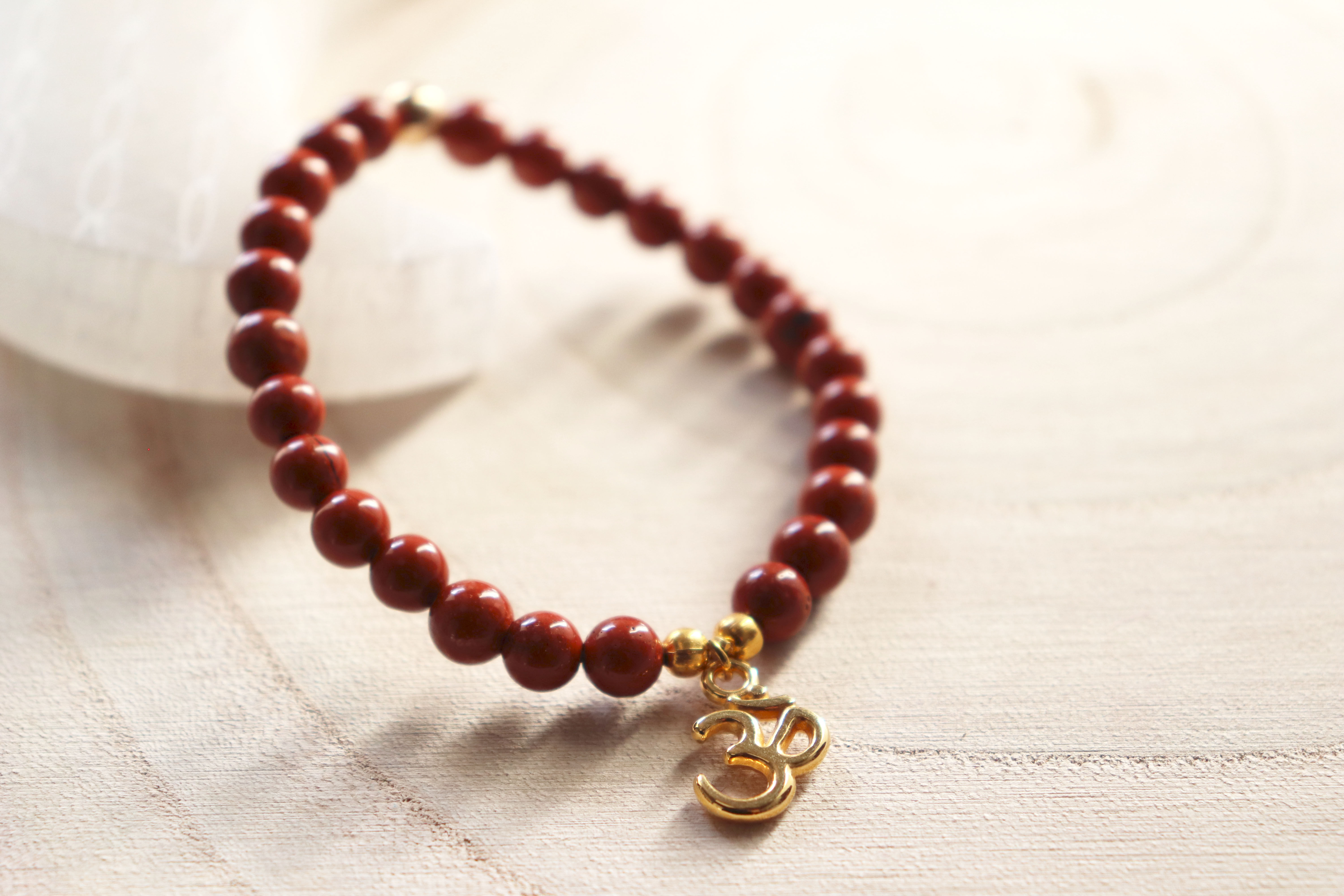 Bracelet Jaspe rouge - perles 6mm - Perle dorée + OM doré