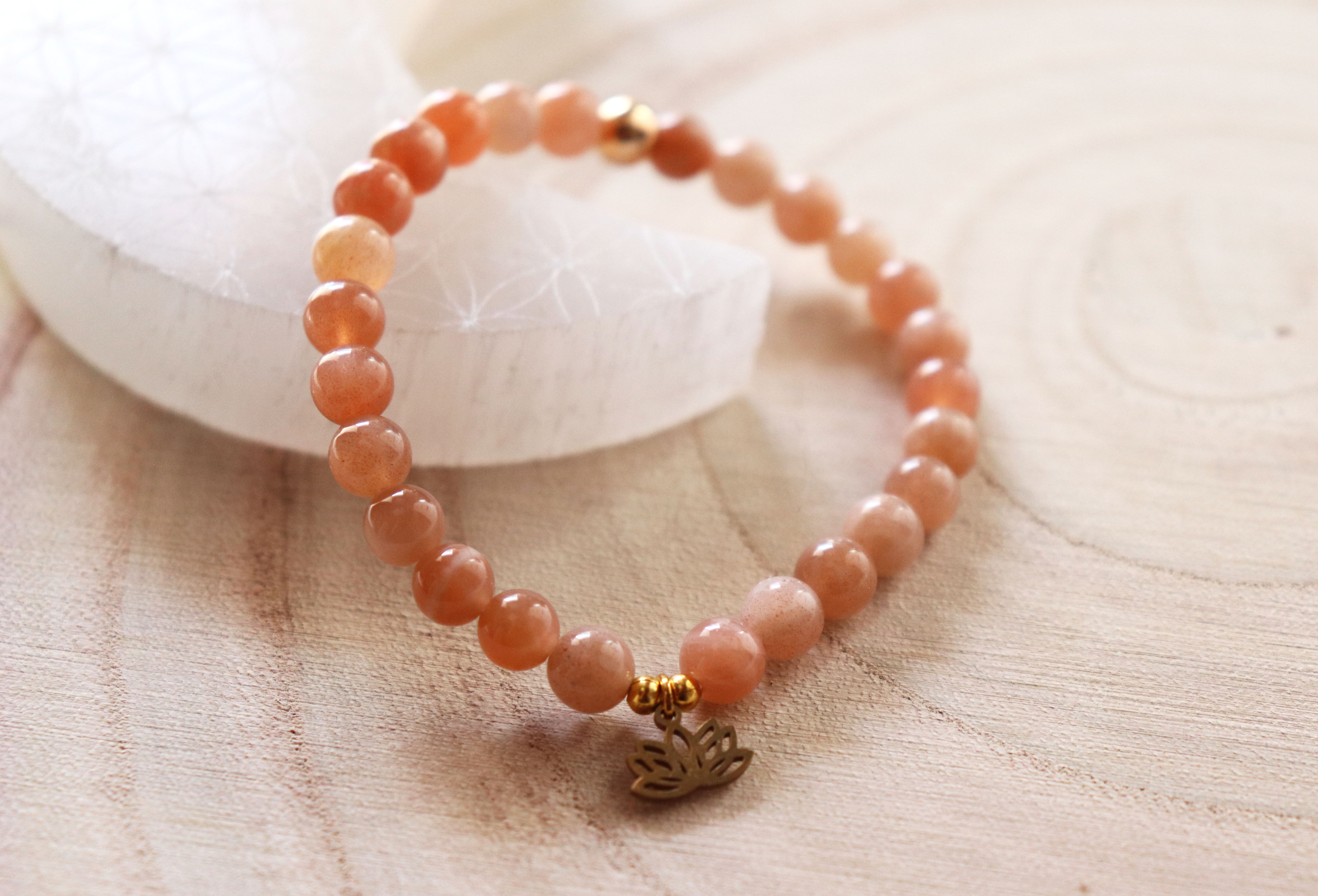 Bracelet Pierre de Soleil - perles 6mm - Perle dorée et Fleur de lotus dorée