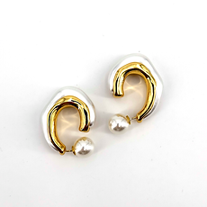 pearl earings.png