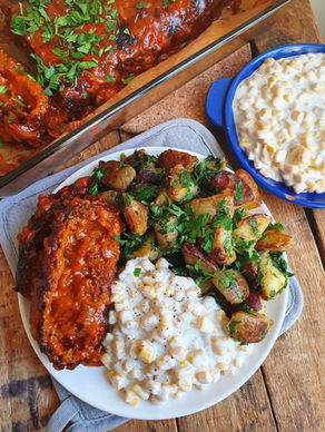 FYLLD FÄRSLIMPA MED UNGERSK MAJSSALLAD & PERSILJEPOTATIS