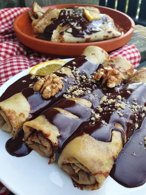 UNGERSKA, VALNÖTSFYLLDA PANNKAKOR MED CHOKLADSÅS (VEGANSK GUNDEL PALACSINTA)