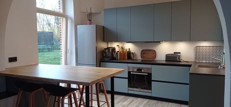 Réalisation .Porte laquée bleue mat, plan de travail néolith