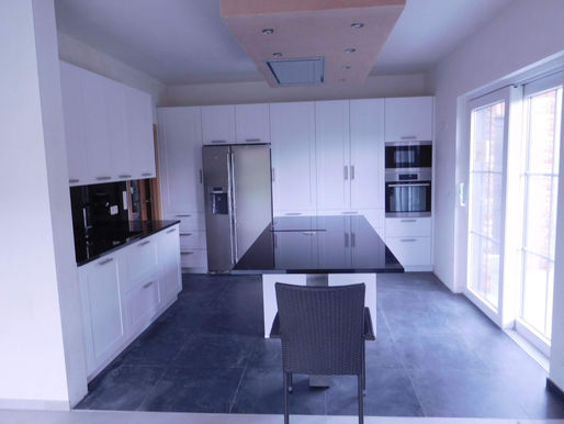 Le blanc structuré avec du granit