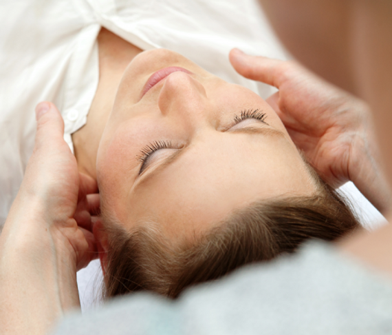 Cranio-Sacrale-Therapie-am-Nacken.webp