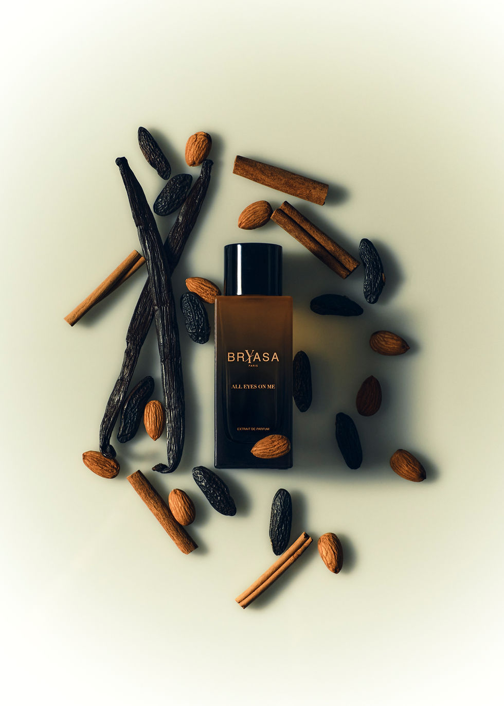 Parfum All Eyes On Me au milieu de cannelle et vanille et amandes