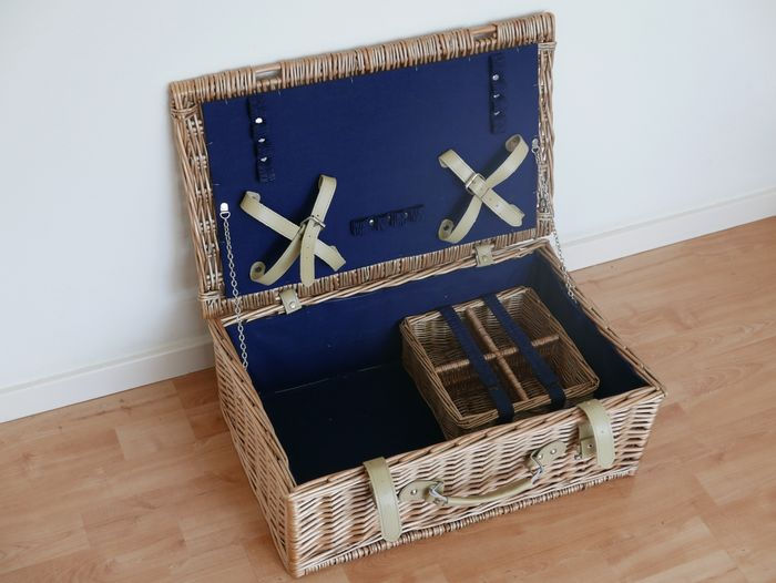 Miniature : Qui n'a pas sa valise à pique-nique en osier ?