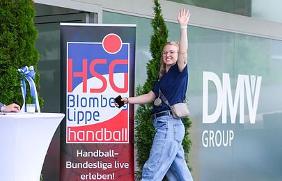 HSG Blomberg Spielerin winkt fröhlich in die Kamera