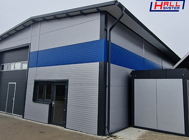 Priemyselná hala s PIR panelmi RAL 9006 a RAL 5010, lineárna profilácia, sekčná brána s oknami.