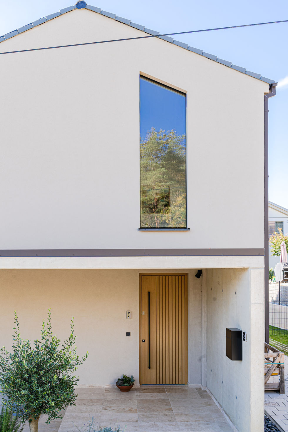 Außenaufnahme eines Hauses mit Blick auf Eingangstür.