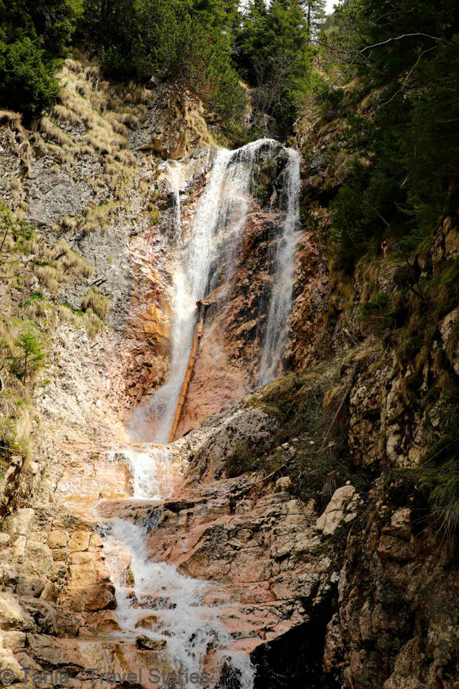 cascada moara dracului din muntii bucegi la sfarsitul lunii mai
