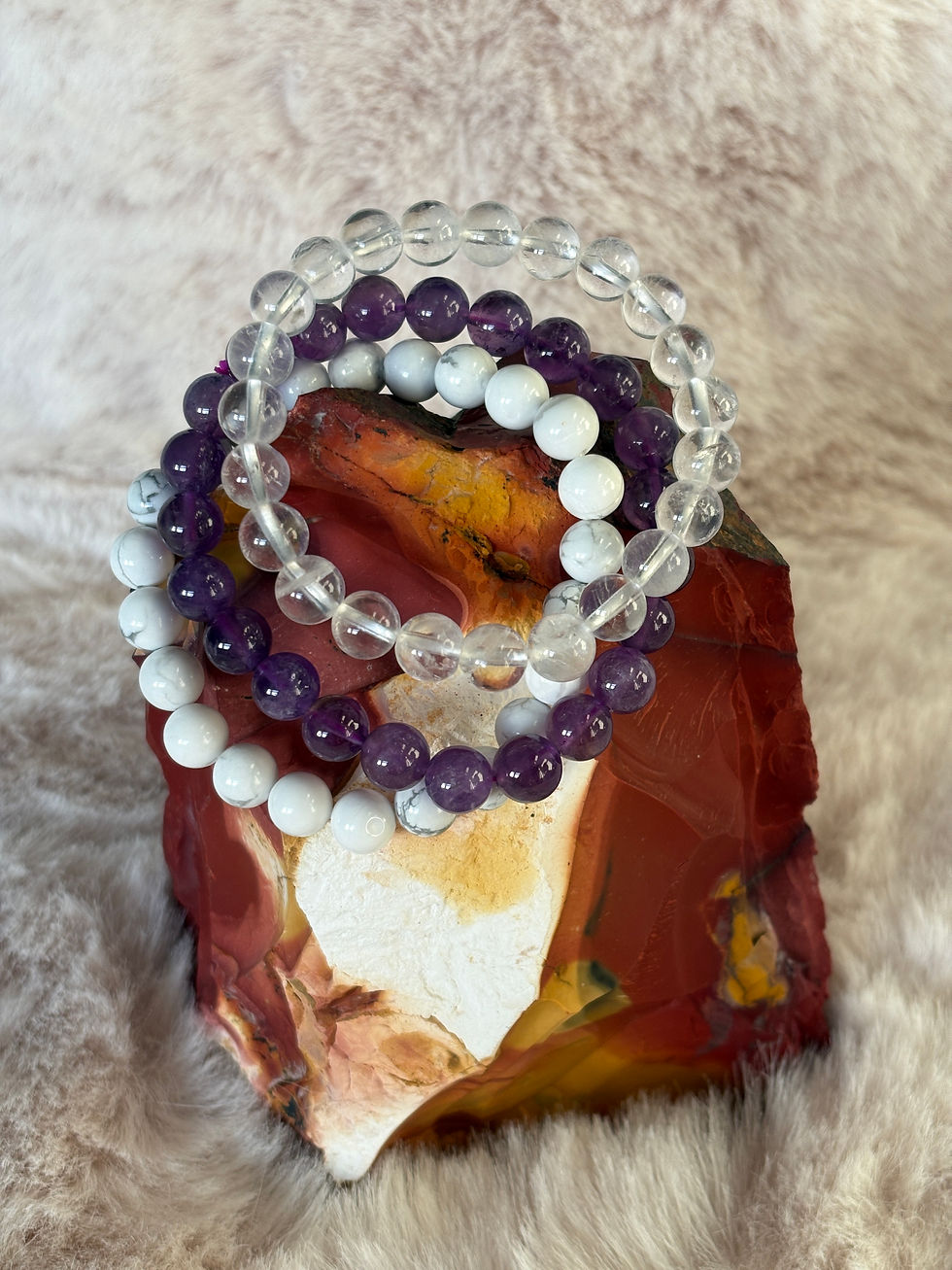 Diepe rust armbandenset - bergkristal, amethist en howliet wit
