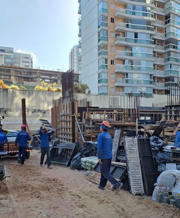 Logística e entrega de andaimes em canteiro de obra de construtora na Grande Vitória - ALTMAXX ES.