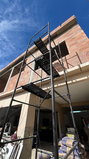 Locação de torre de andaime para fachada de prédio na Região Serrana - ALTMAXX ES.