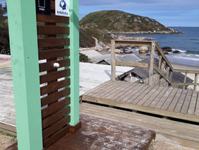 Novos chuveiros e lixeiras são instalados nas praias