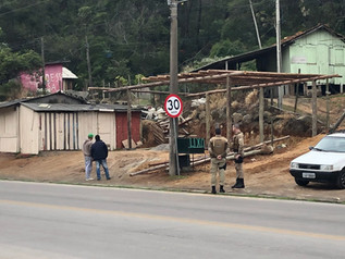 Obra irregular é desmanchada em Imbituba