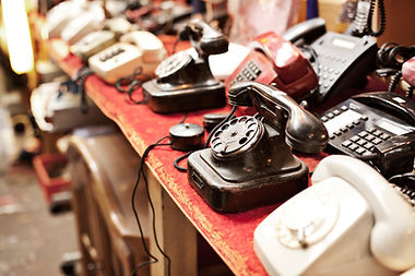 Oude telefoons in een rij