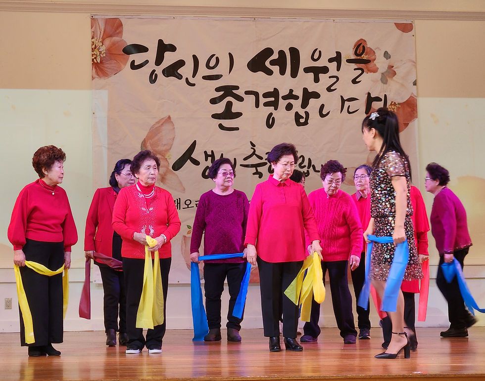 밴드를 이용한 필라테스 공연~ 서정적인 노래에 맞추어 스트레칭을 하시는 회원님들을 보며 저도 모르게 같이 따라하게 되었는데요. 다년간 쌓인 스트레스로 인한 근육 뭉침, 습관성 소화불량이 있으신 분들은 수진선생님과 함께 밴드 필라테스를 배워보는건 어떨까요?