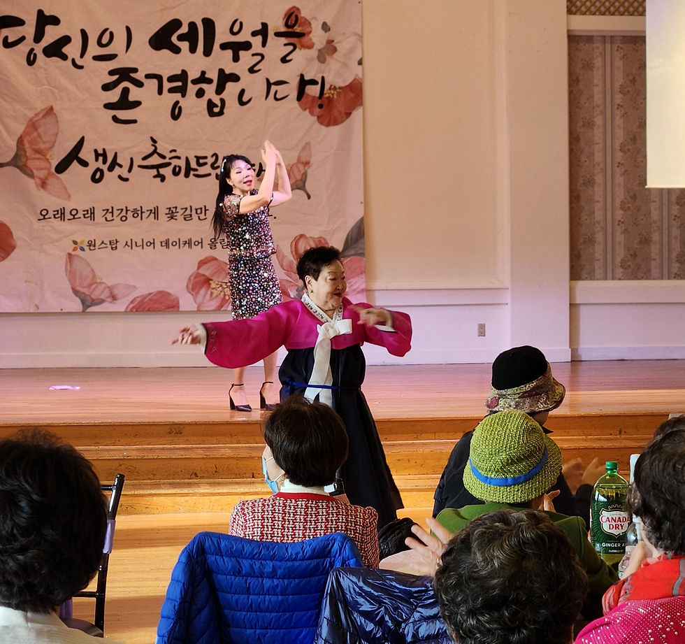 꽃보다 예쁜 수진 선생님께서 진한~ 목소리로 나훈아의 울긴 왜울어를 불러주셨는데요. 회원님들이 흥을 참지못하고 무대로 나가 춤을 출 정도로 정말 흥겨운 무대였습니다.