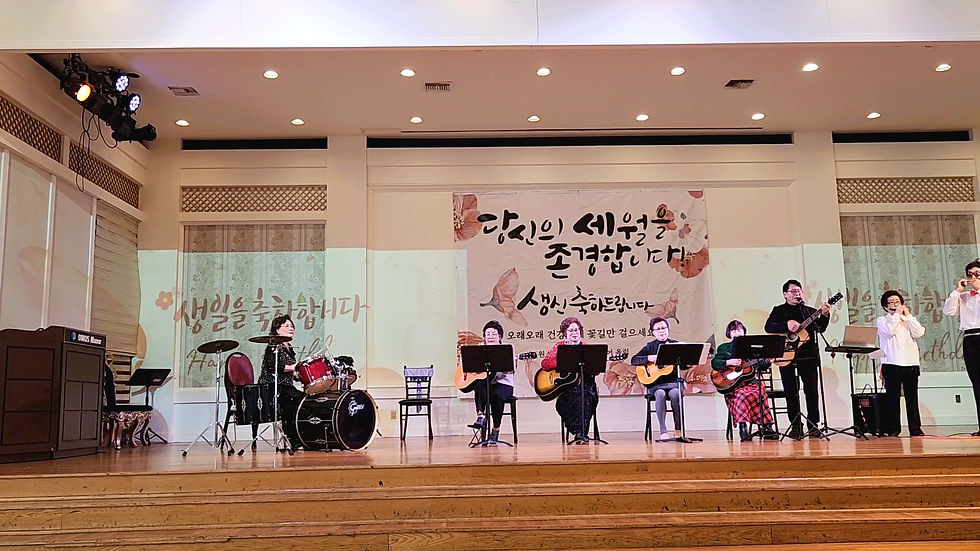섹소폰, 기타, 드럼, 하모니카까지~! 선생님의 노래에 맞추어 크리스마스 연말 분위기와 정말 잘어울리는 멋진 합주 공연을 해주셨습니다. 세시봉, 비틀즈도 울고갈 만한 무대! 그 전에는 한번도 배워보지 않으셨다고 하는데요. 역시 원스탑 회원님들은 아직 청춘이신가봅니다.