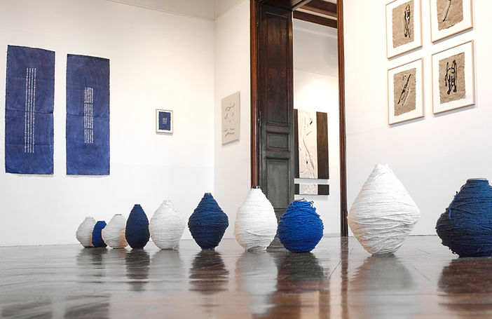 Exposition Ukyio par Tina Tictone musée de Gethary. Papier fait main indigo et fil de cachemire