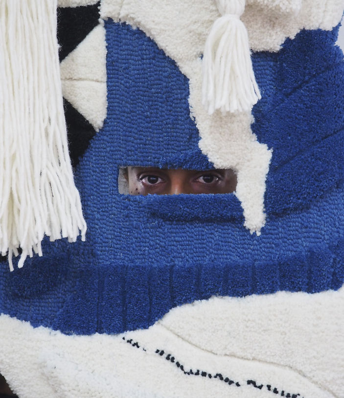 the blue mask réalisé par tina tictone en tufting