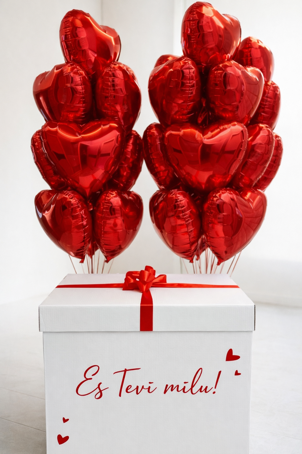 Pārsteiguma ar hēlija sirdīm un personalizētiem uzrakstiem