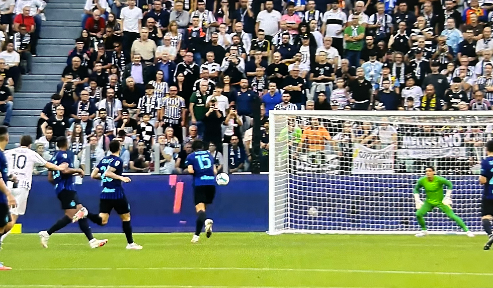 La traiettoria del tiro inizia a subire una direzione nettamente diversa