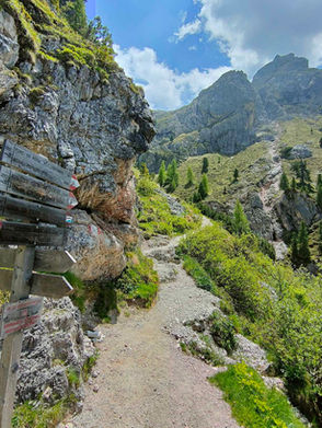 Sentiero tabelle cammino roccia montagna