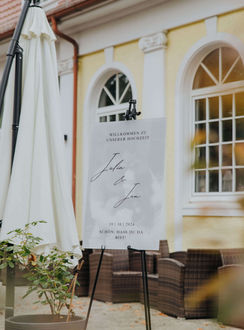 Personalisiertes Willkommensschild bei einer Hochzeit im Schwarzwald organisiert durch eine Weddingplannerin