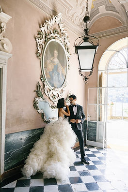 Hochzeitsplanerin Bodensee, Brautpaar posiert in Villa am See bei Hochzeit geplant von La Cerise Weddings Hochzeitsplanerin am Bodensee