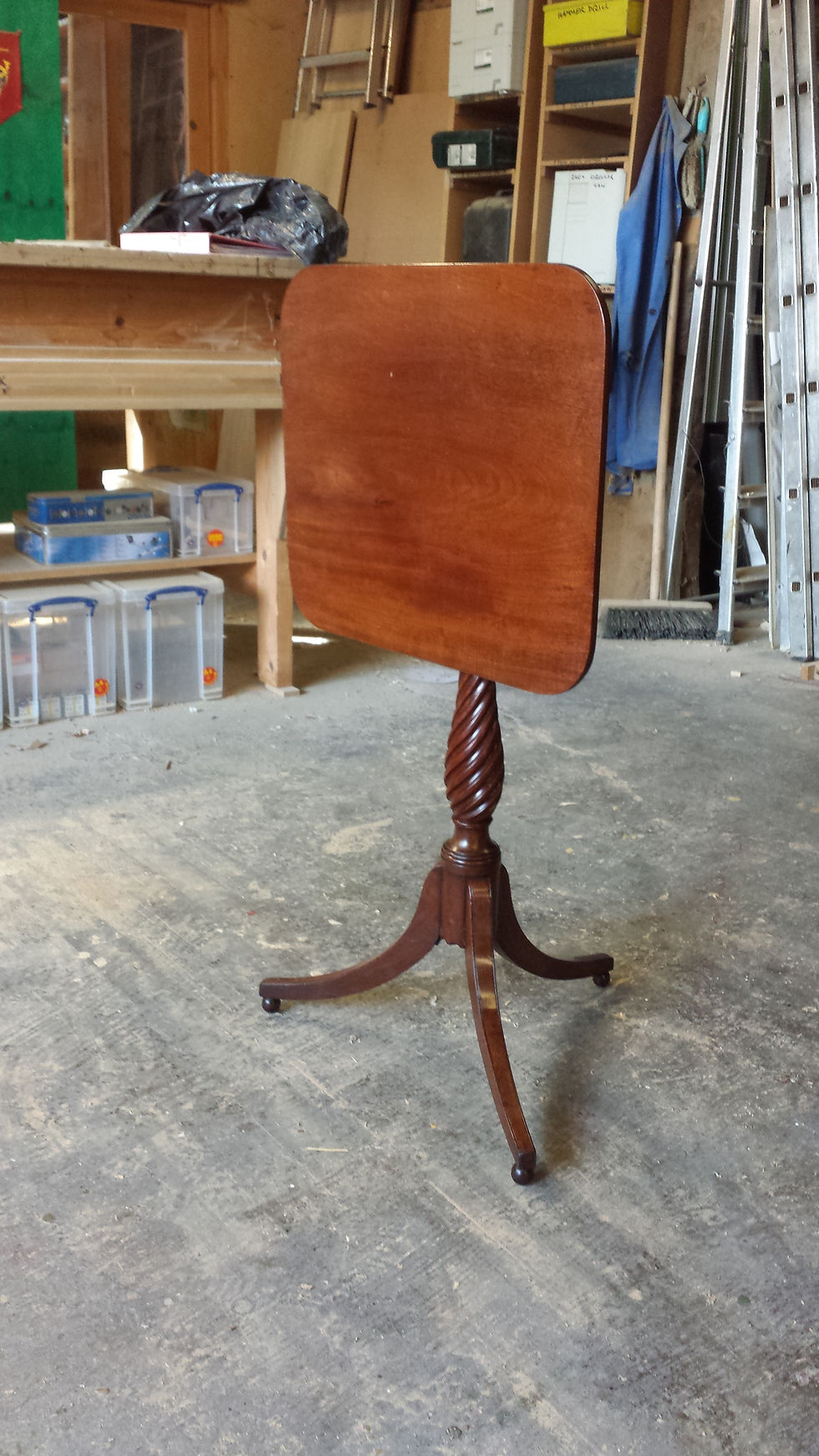 Drop leaf table
