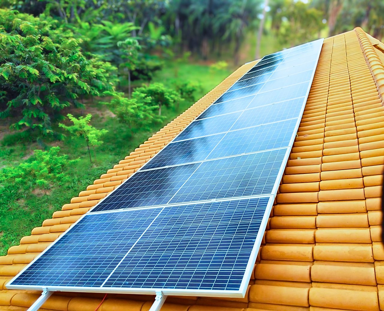 Sistema de painéis solares instalado em telhado residencial, cercado por área verde, destacando a geração de energia limpa, s