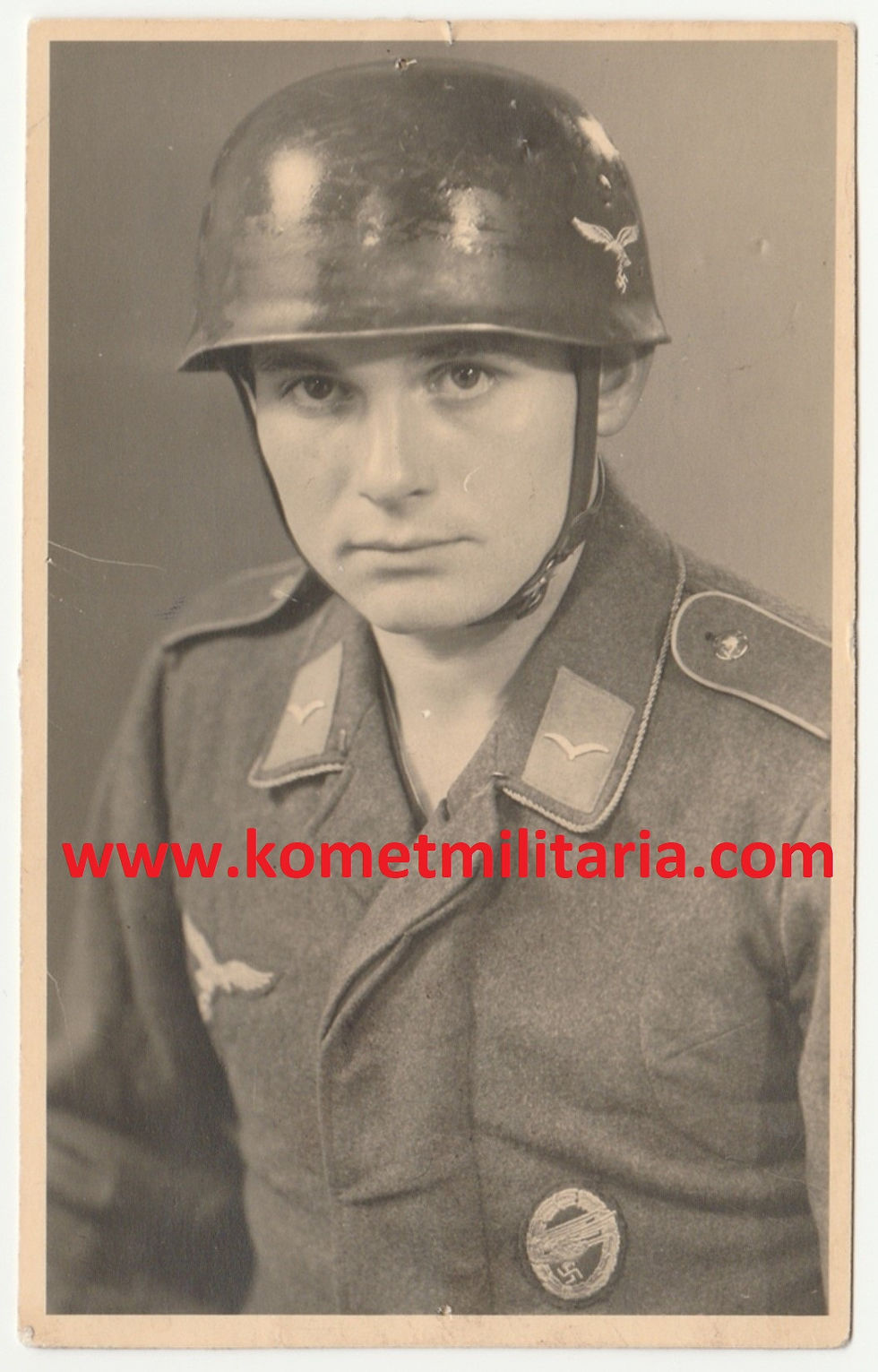 Studio Portrait Fallschirmjäger mit Helm + Fallschirmschützenabzeichen i. Stoff