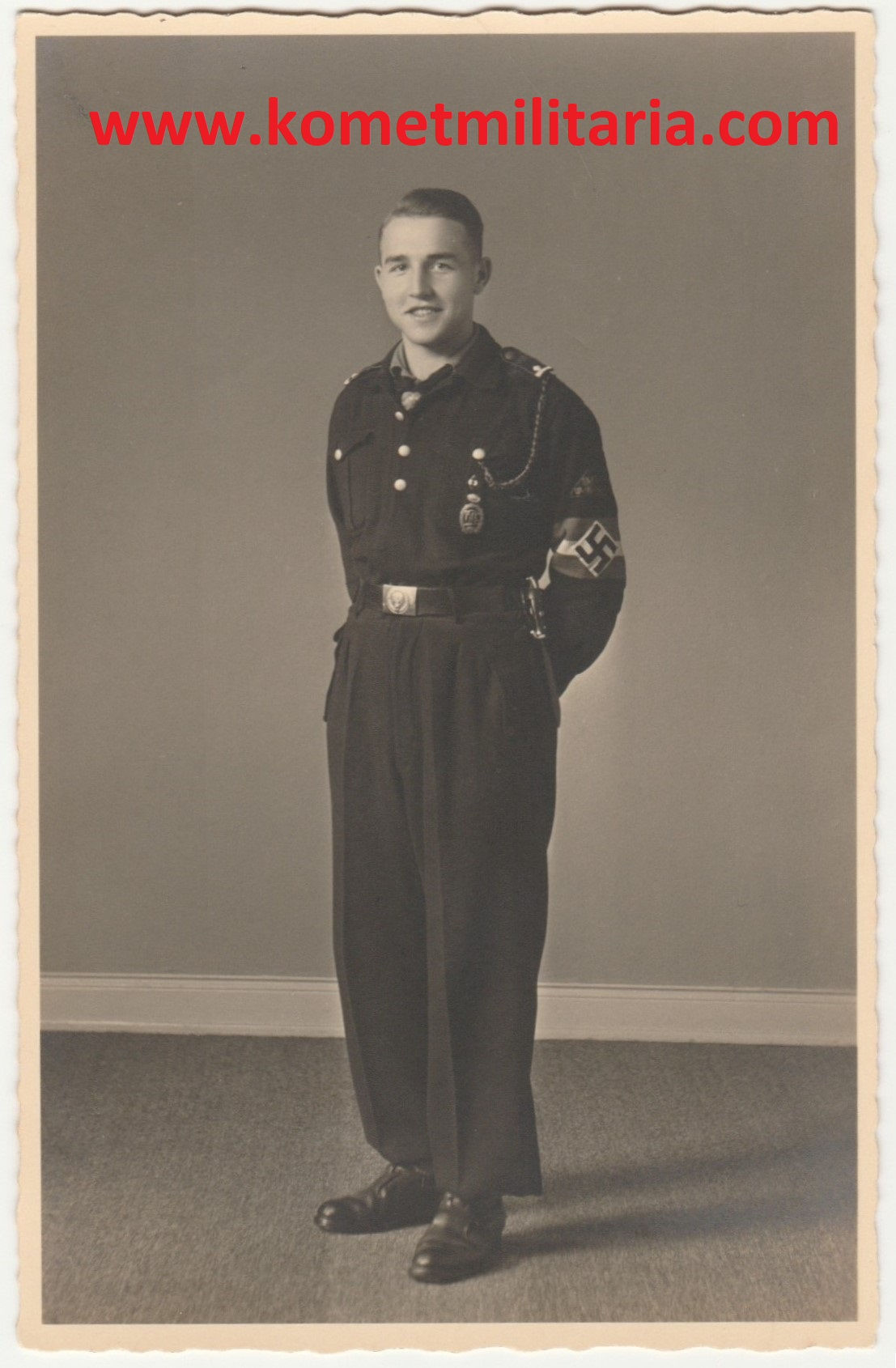 Studio Portrait Hitlerjugend mit Sportabzeichen, HJ Fahrtenmesser Bielefeld