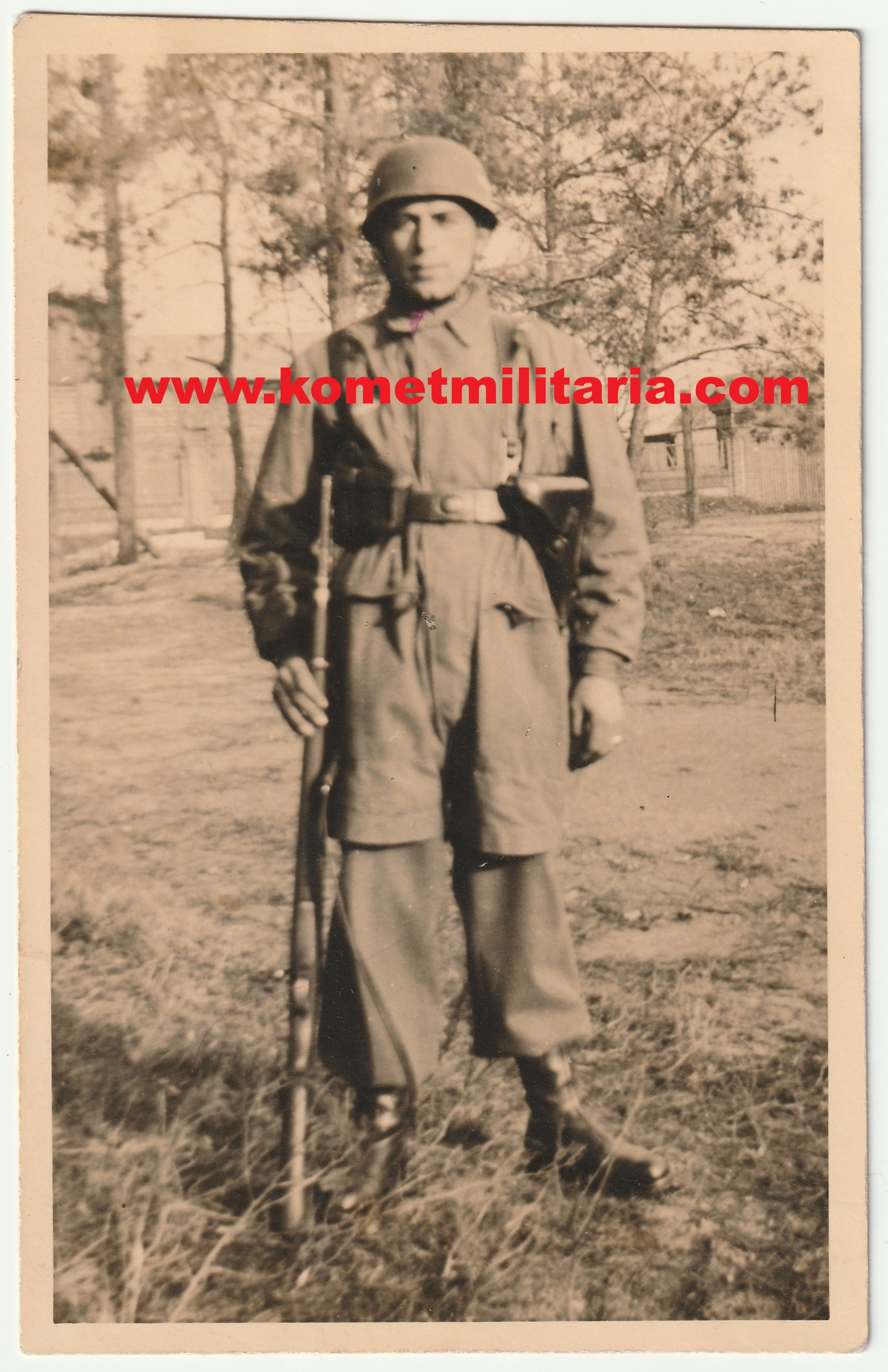 Portrait Fallschirmjäger mit Helm, Knochensack, K98
