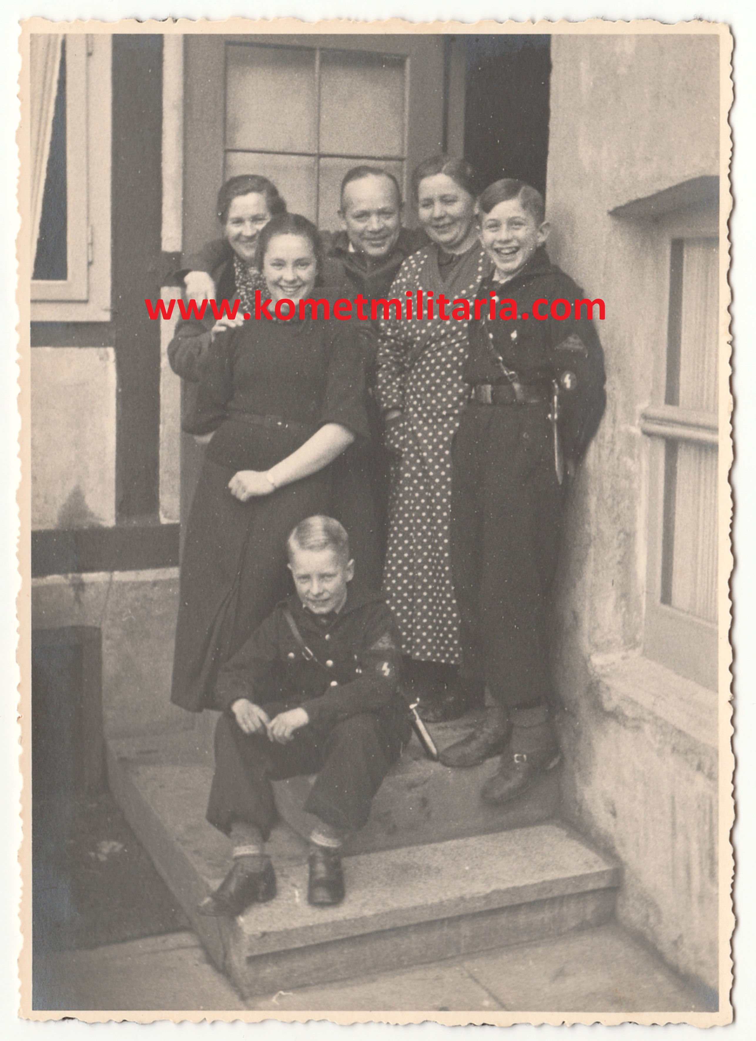 Family Portrait Hitlerjugend mit Gebietsdreieck, Fahrtenmesser, Mitgliedsabz.