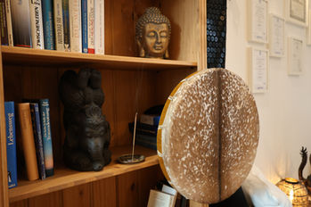 Ein Bücherregal mit schönen Dekoelementen in der Praxis Brucculeri Mannheim Seckenheim