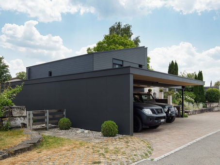 Aus einem typischen Einfamilienhaus der 70er-/80er-Jahre entstand durch eine umfassende Dach- und Fassadensanierung eine moderne, zeitlose Liegenschaft.  Die bestehende braune Gebäudehülle wurde vollständig erneuert und in Anthrazit ausgeführt. Dadurch wirkt die markante Dachform heute klarer und architektonisch deutlich präsenter. Gleichzeitig konnte die Gebäudehülle energetisch verbessert und auf den heutigen Stand gebracht werden.  Neben der optischen Aufwertung profitieren die Eigentümer von einer langlebigen, hochwertigen Gebäudehülle und einer besseren Energieeffizienz.     Wir bedanken uns bei der Bauherrschaft und der PJK Architektur für die angenehme Zusammenarbeit und wünschen den Eigentümern weiterhin viel Freude an ihrem modernisierten Zuhause.