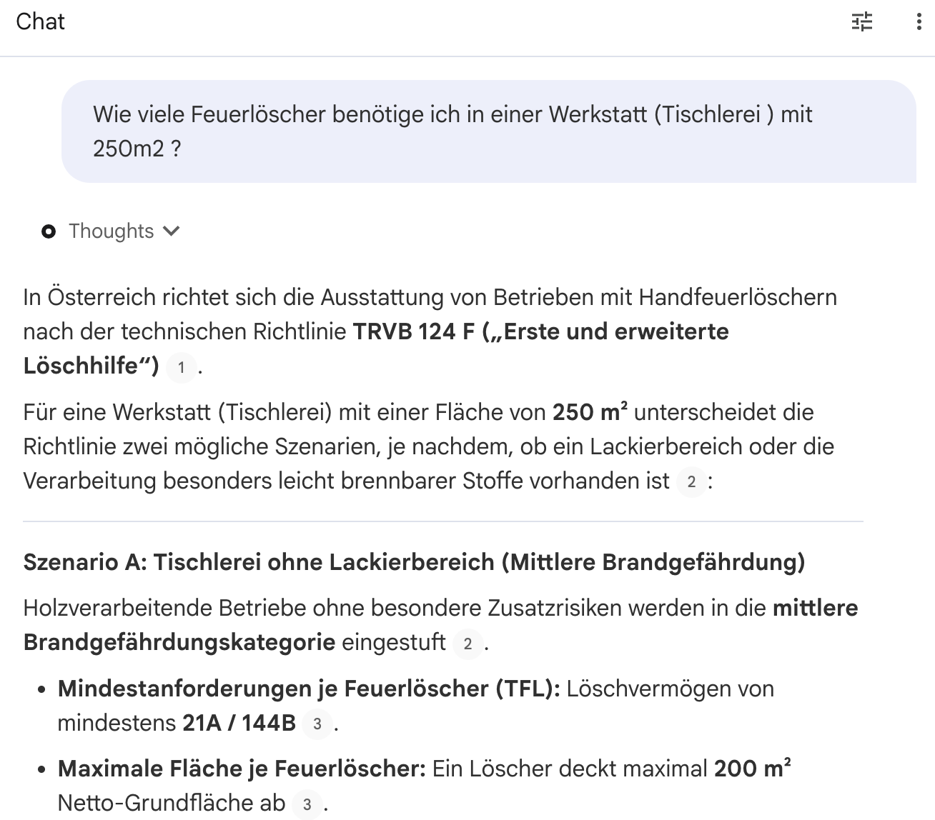 Chat-Oberfläche der KI-Wissensdatenbank für Brandschutz-Normen von DigitalArk, entwickelt für RKM Brandschutzservice, mit Frage und quellenbelegter Antwort.